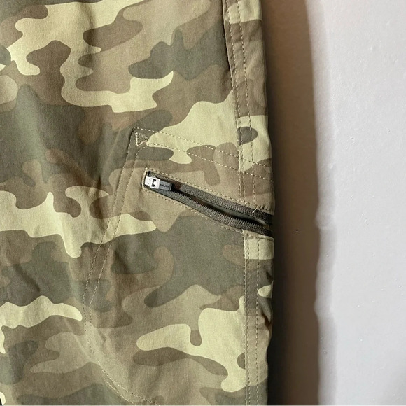 Eddie Bauer Travex Capri Pants Womens 4 Slightly Curvy Straight Leg Camo Nylon - Picture 4 of 10